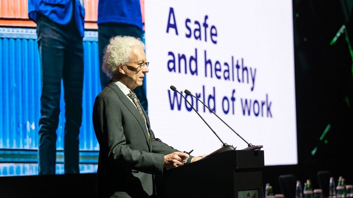 IOSH President Richard Bate presenting at Intersec Dubai, screen in background says: A safe and health world of work.